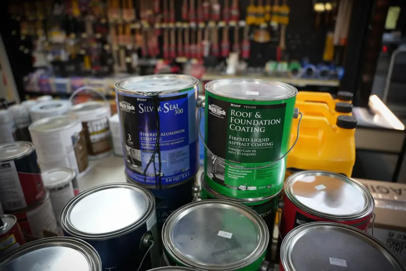Open tubs of fibered aluminium roof coating and foundation coating